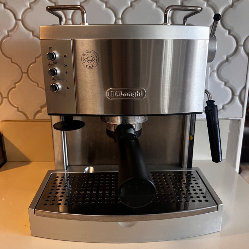DeLonghi Esppresso Machine - Picture 2 of 3